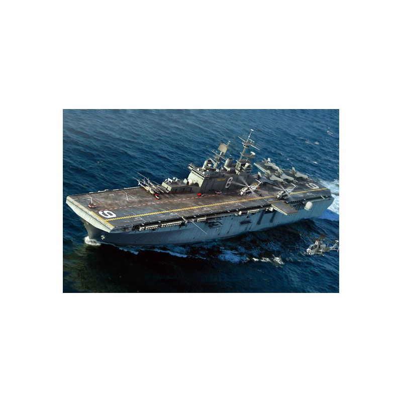 Maquette de Bateau en plastique USS Richard LHD-6 1/700