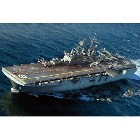 Maquette de Bateau en plastique USS Richard LHD-6 1/700 Maquette de Bateau en plastique USS Richard LHD-6 1/700
