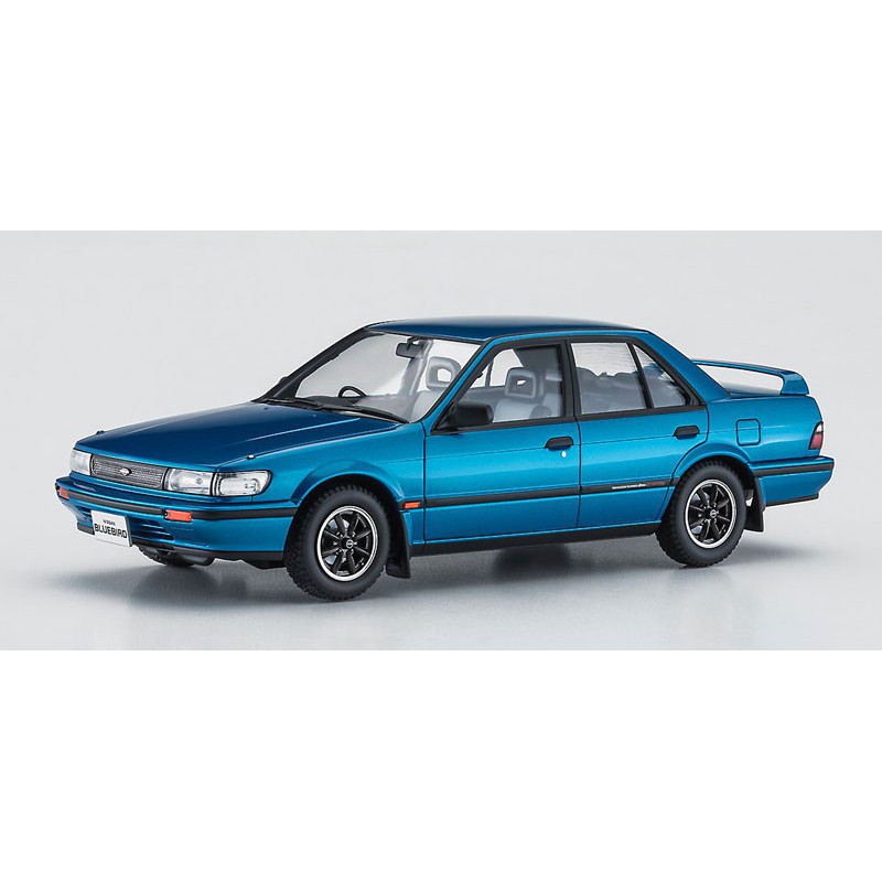 Maquette de voiture en plastique Nissan Bluebird SSS ATTESA LIMITED 1/24