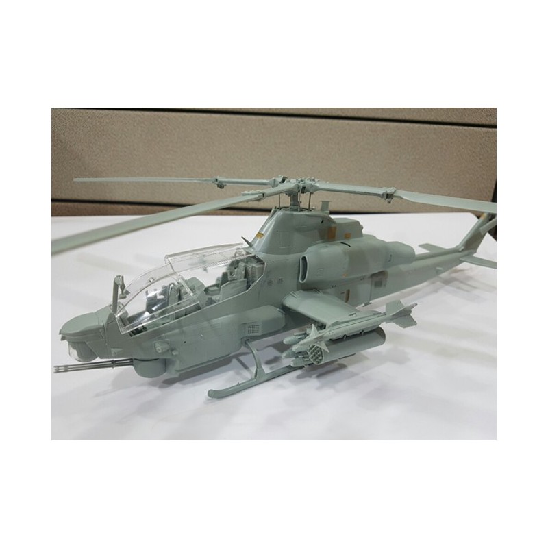 Maquette d'hélicoptère en plastique USMC AH-1Z Shark Mouth 1/35