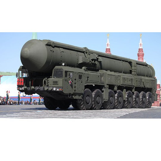 Maquette de camion en plastique 15U175 TEL of RS-12M1 Topol-M ICBM complex 1/35 Maquette de camion en plastique 15U175 TEL of RS-12M1 Topol-M ICBM complex 1/35