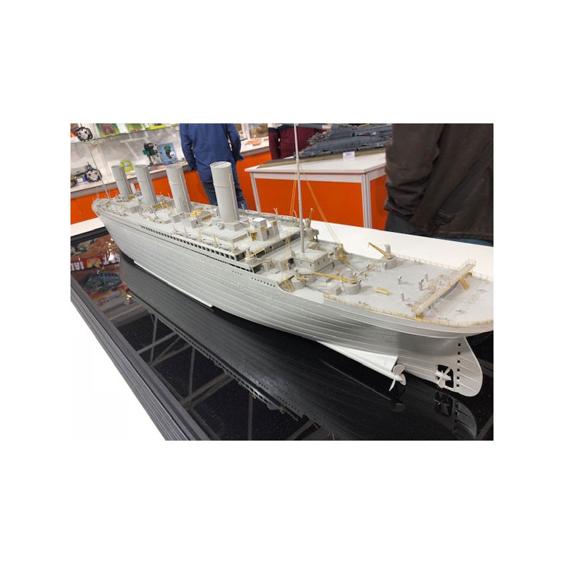 Maquette de Bateau en plastique R.M.S. TITANIC 1/200