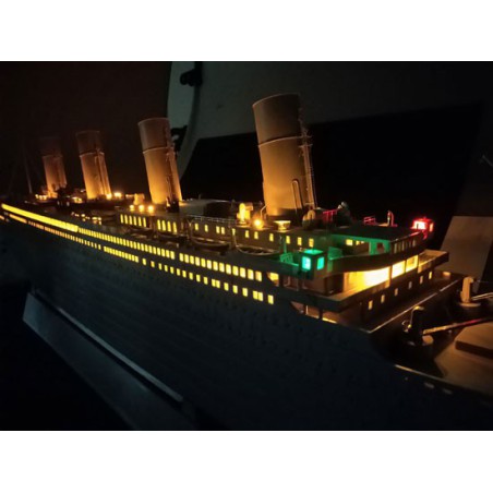 Maquette de Bateau en plastique R.M.S. TITANIC 1/200 Maquette de Bateau en plastique R.M.S. TITANIC 1/200