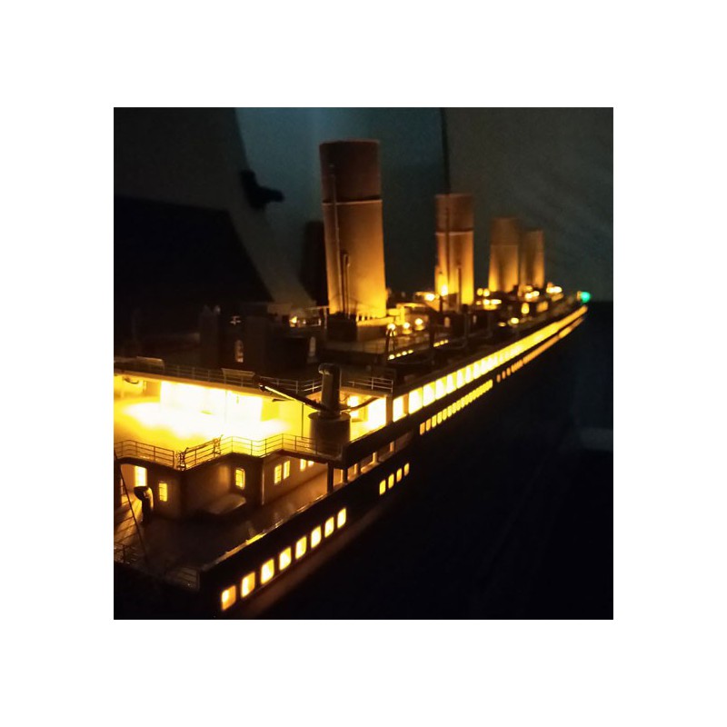 Maquette de Bateau en plastique R.M.S. TITANIC 1/200