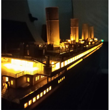 Maquette de Bateau en plastique R.M.S. TITANIC 1/200 Maquette de Bateau en plastique R.M.S. TITANIC 1/200