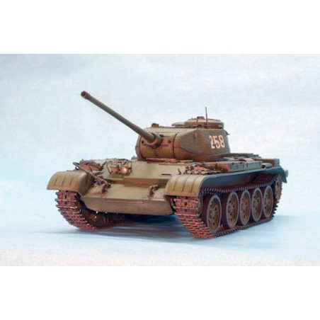 Maquette de Char en plastique T-44M Soviet Tank 1/35 Maquette de Char en plastique T-44M Soviet Tank 1/35