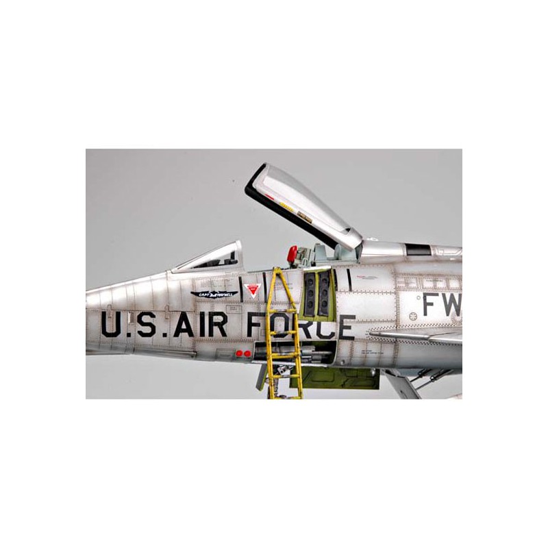 Maquette d'avion en plastique F-100D "SUPER SABRE"