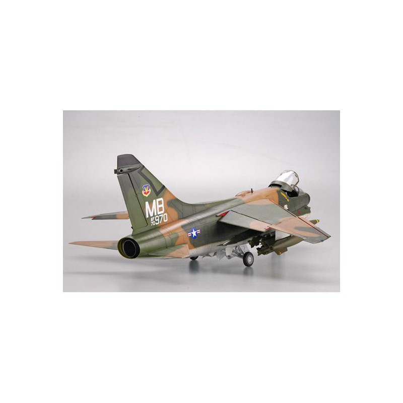 Maquette d'avion en plastique A-7D CORSAIR II