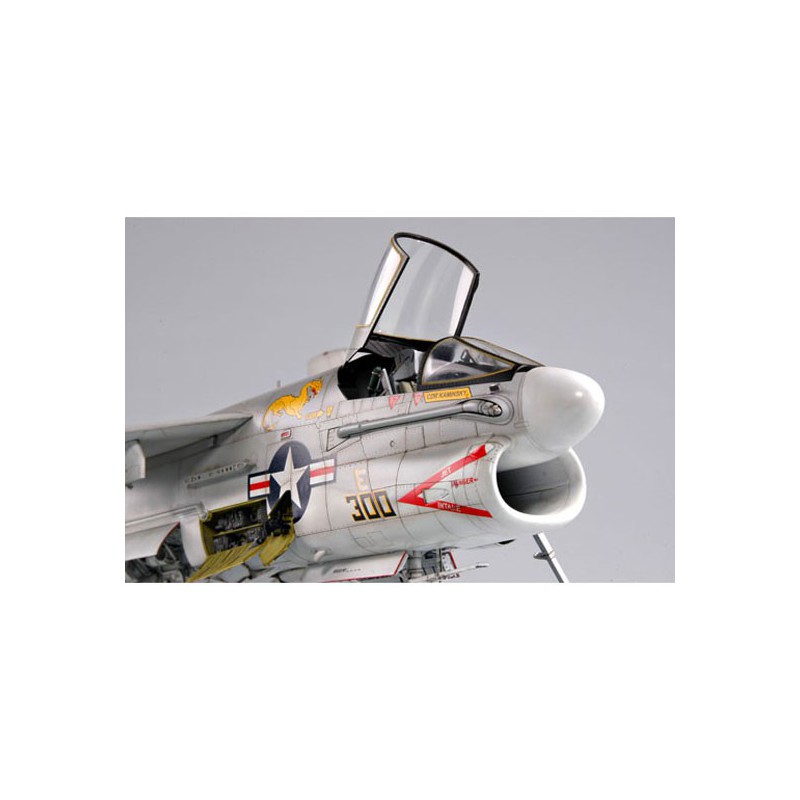 Maquette d'avion en plastique USS A-7E CORSAIR II