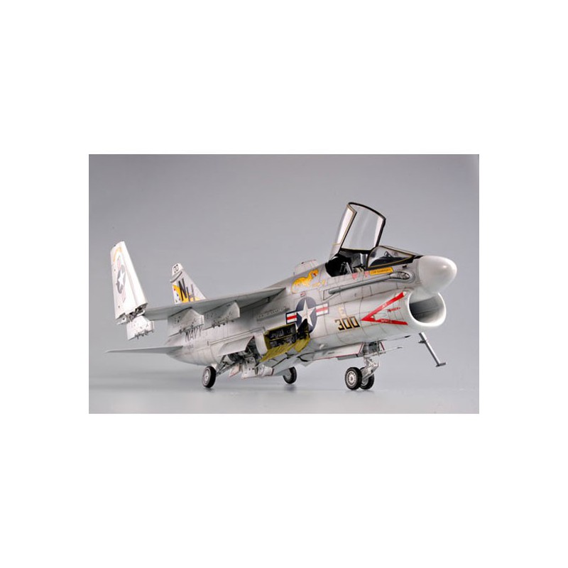 Maquette d'avion en plastique USS A-7E CORSAIR II