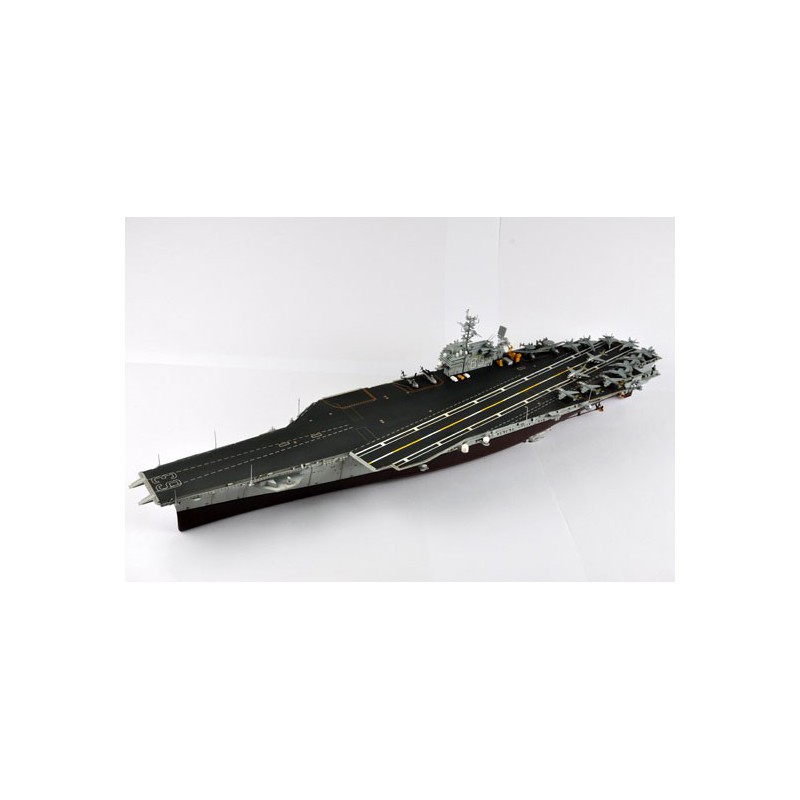 Maquette de Bateau en plastique USS KITTY HAWK CV-63