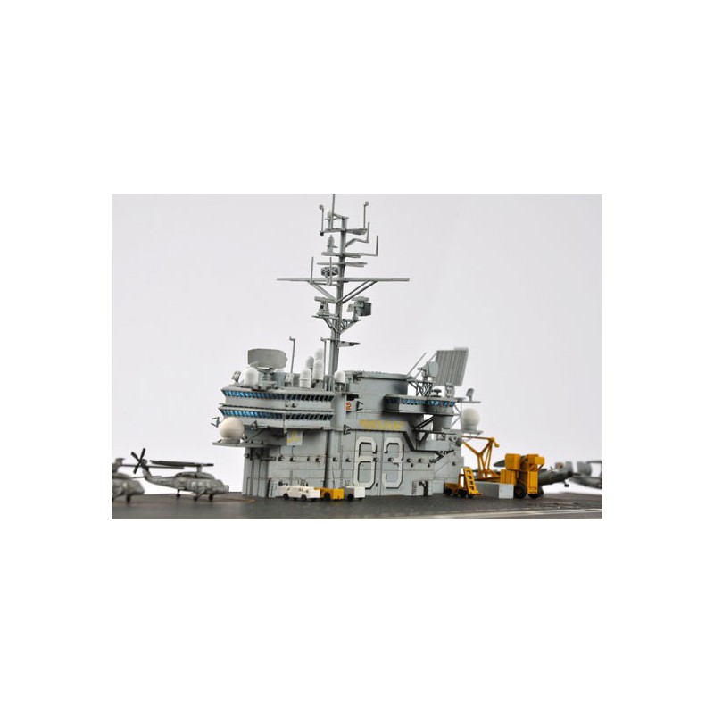 Maquette de Bateau en plastique USS KITTY HAWK CV-63