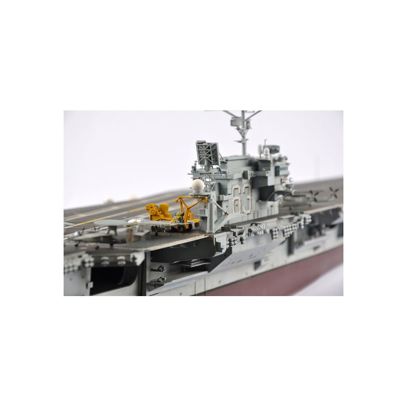 Maquette de Bateau en plastique USS KITTY HAWK CV-63