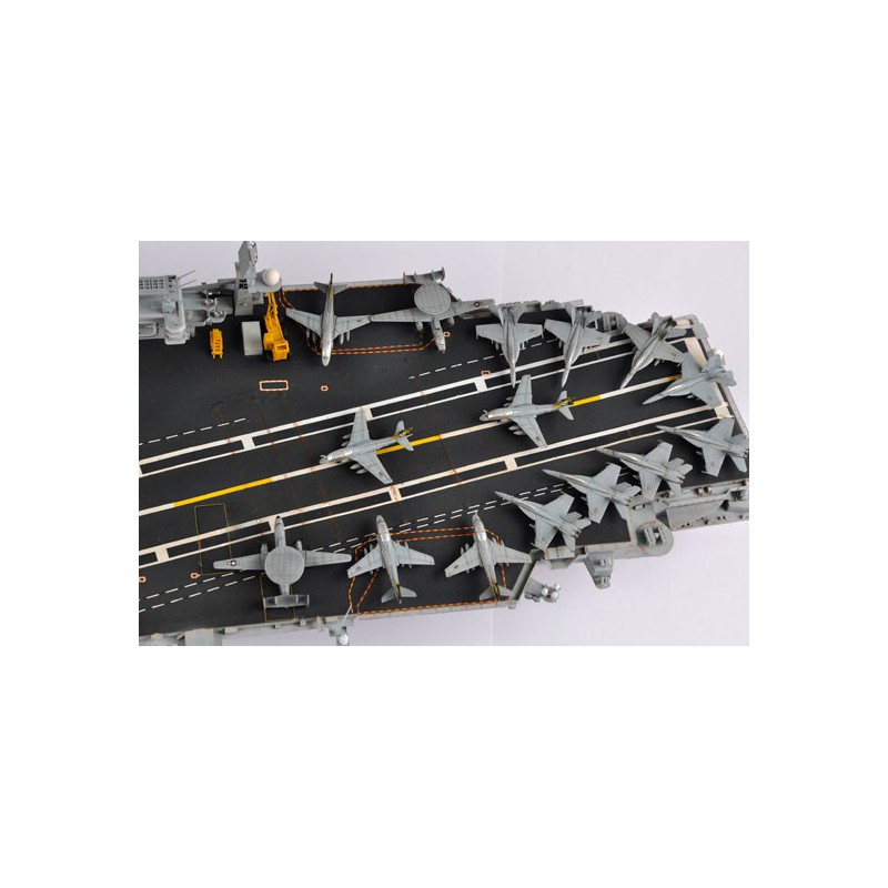 Maquette de Bateau en plastique USS KITTY HAWK CV-63