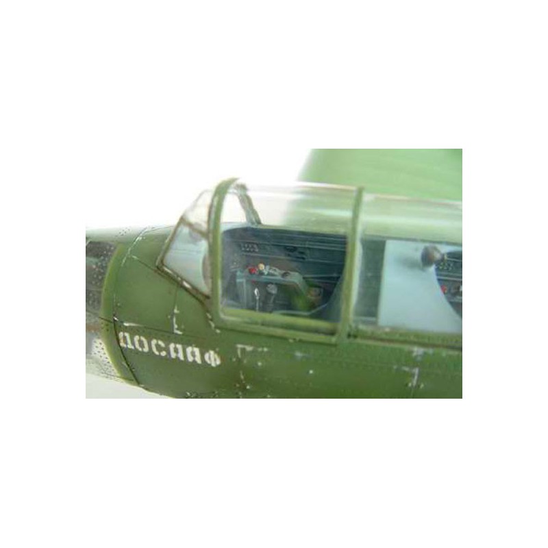 Maquette d'avion en plastique YAK-18 MAX