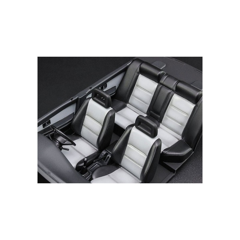 Maquette de voiture en plastique NISSAN BLUEBIRD 1/24