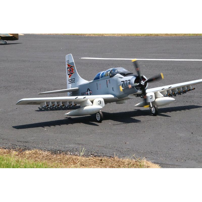 Avion thermique radiocommandé Skyraider 35-60cc Gris ARF Avion thermique radiocommandé Skyraider 35-60cc Gris ARF