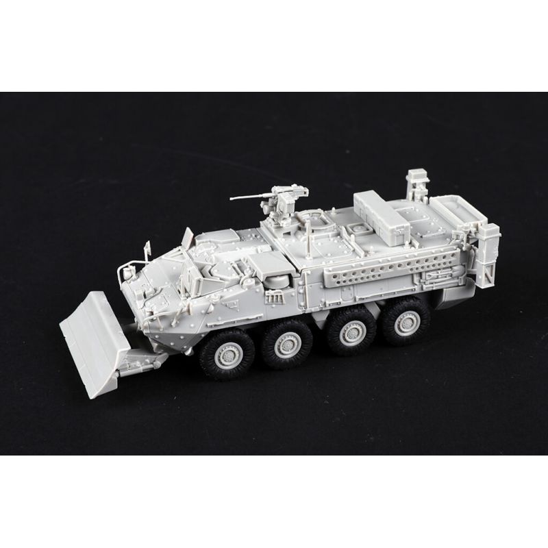 Maquette plastique de camion blindé M1132 avec lame de déminage 1:72