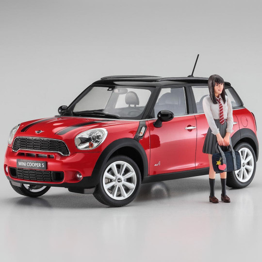Maquette plastique de voiture Mini Countryman Cooper S avec figurine écolière 1:24 SP559 Maquette plastique de...