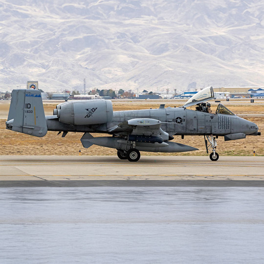 Maquette d'avion en plastique A-10C Thunderbolt II "190EFS Skullbangers" 1:72 Maquette d'avion en...