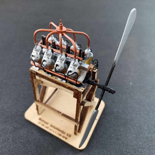 Maquette d’avion en bois...