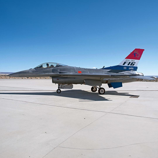 Maquette plastique d’avion F-16CM FIGHTING FALCON “MAIDEN FLIGHT 50th ANNIVERSARY” 1:48 Maquette plastique d’avion...