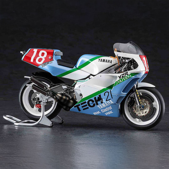 Maquette plastique de moto Yamaha YZR500 (0W98) « TECH21 1988 » 1:12 Maquette plastique de moto...