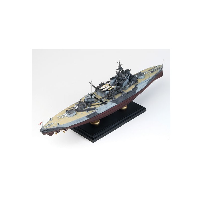 Maquette de Bateau en plastique H.M.S. WARSPITE QUEEN ELIZABET