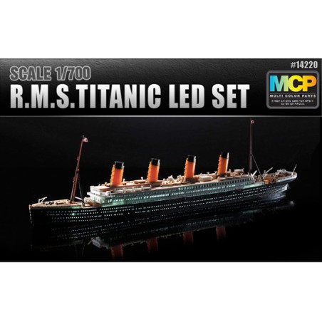 Maquette de Bateau en plastique R.M.S. TITANIC + Leds 1/700 Maquette de Bateau en plastique R.M.S. TITANIC + Leds 1/700