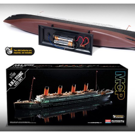 Maquette de Bateau en plastique R.M.S. TITANIC + Leds 1/700 Maquette de Bateau en plastique R.M.S. TITANIC + Leds 1/700
