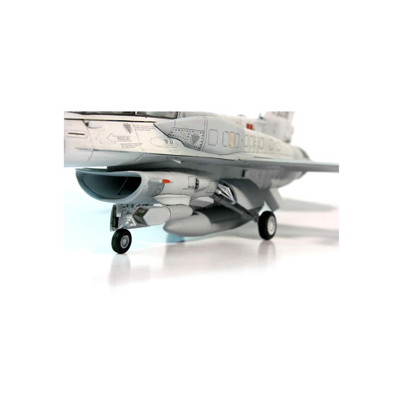 Maquette d'avion en plastique F-16F Block 601/48